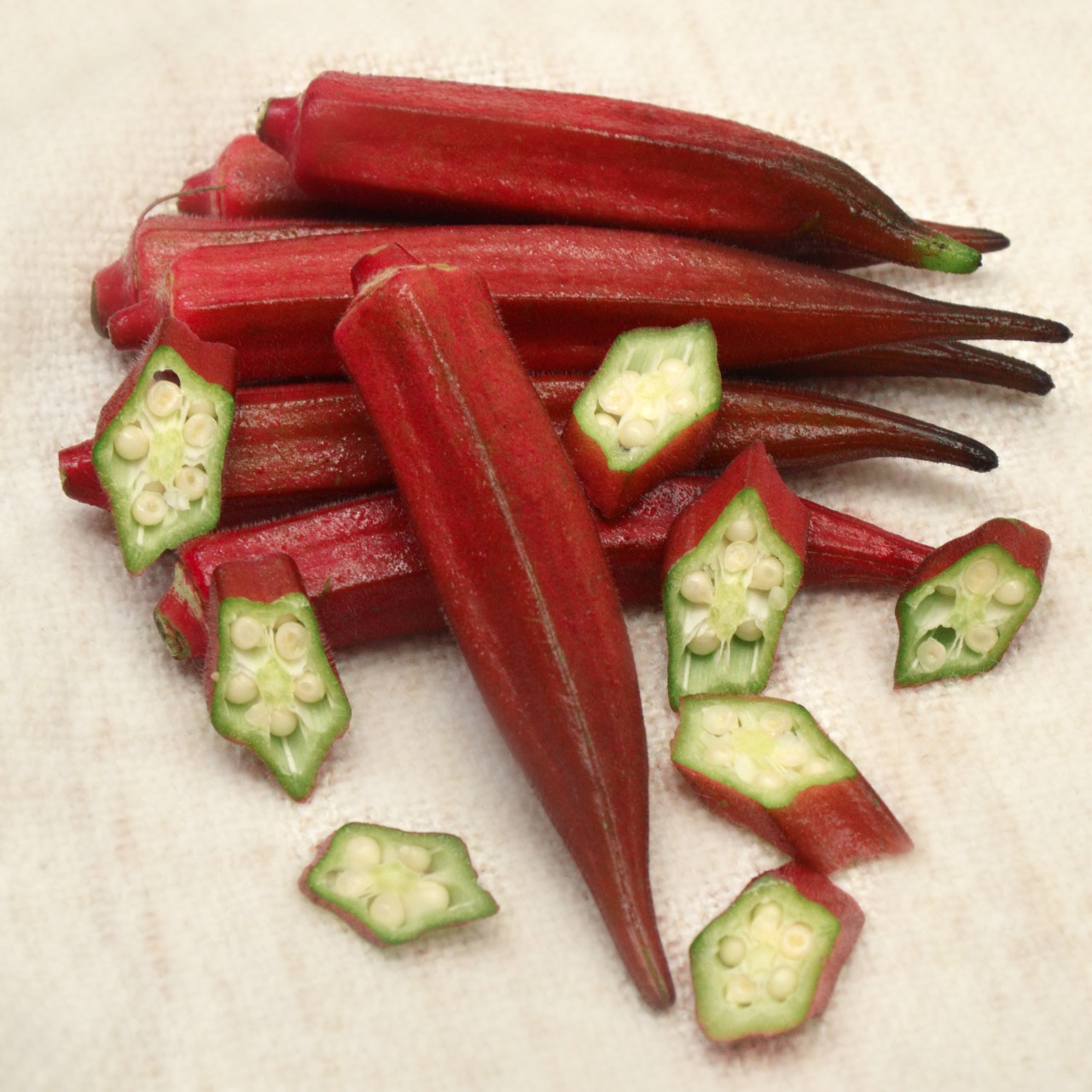 Okra Merah: Sayuran Unik dengan Segudang Manfaat Kesehatan