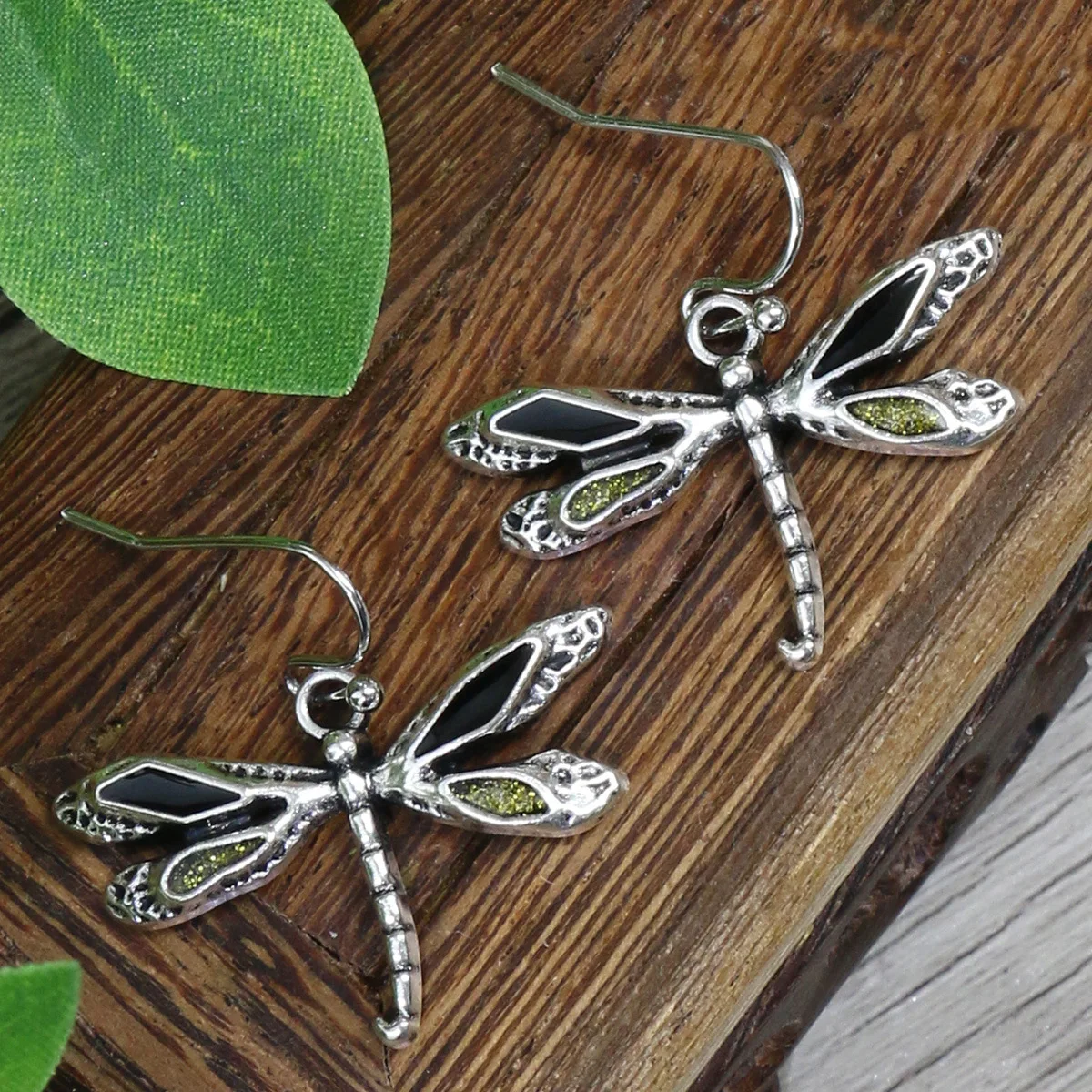 Serangga Anting-anting: Keunikan dan Peran Ekologisnya