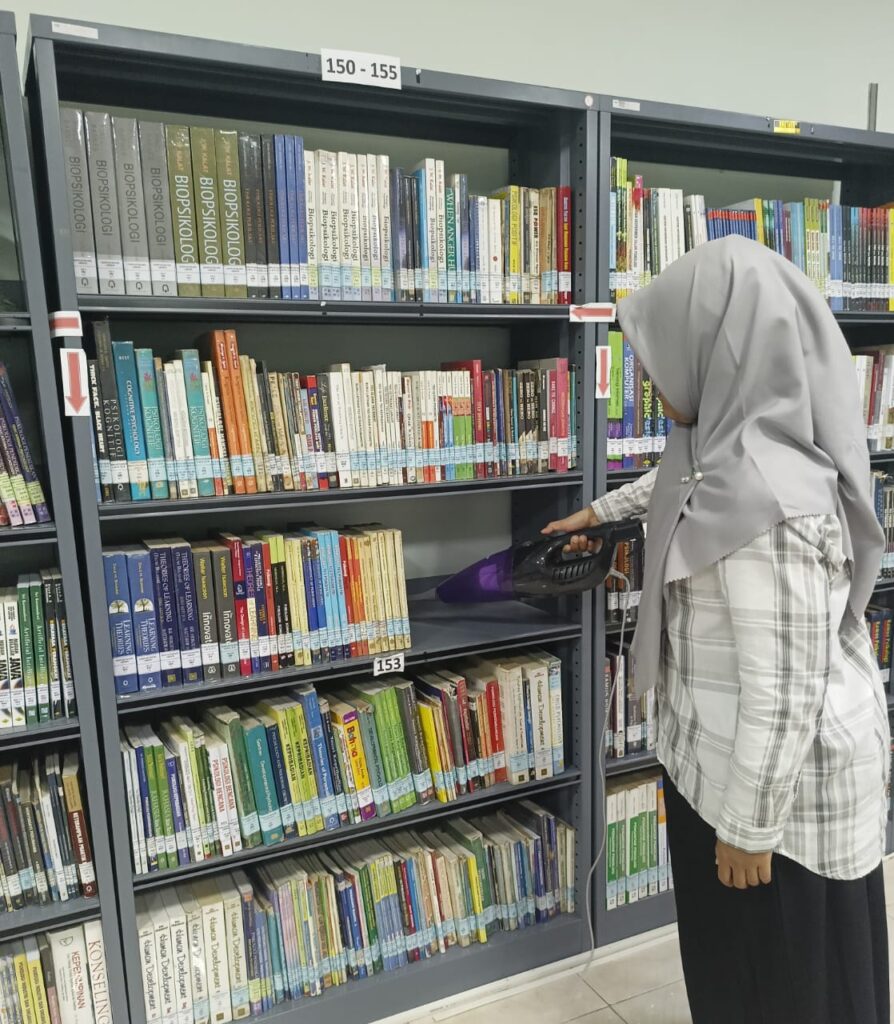 Ulat Buku: Serangga Pengerat yang Menjadi Masalah di Perpustakaan